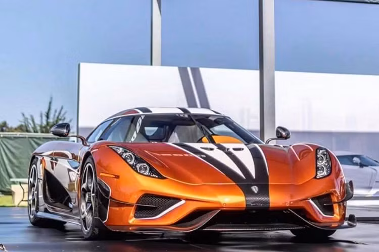 Được bàn giao tới chủ nhân trong sự kiện thuộc khuôn khổ tuần lễ Moneterey Car Week, đây là một trong 80 chiếc siêu xe Koenigsegg Regera được bán ra trên toàn thế giới.