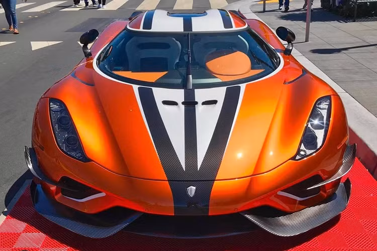 Về nội thất, Koenigsegg Kejsare được bọc da Tangerine Leather, phối màu giữa trắng đen cam. Các mảng màu nội thất được phối xe kẽ, tương đồng với màu ngoại thất đem lại vẻ hài hoà, ăn nhập giữa nội và ngoại thất.