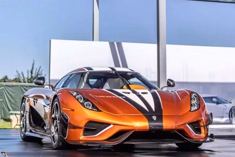 Giá xe Koenigsegg Regera chưa được công bố, nó sở hữu công suất trên 1500 mã lực, mô men xoắn lên tới 2000Nm. So với Chiron, chiếc xe tăng tốc từ 0-100km/h kém 0,3 giây, tức là 2,8 giây. Nhưng nếu xét về đoạn đường xa, Chiron lại thua Regera bởi nó có trọng lượng nhẹ hơn.