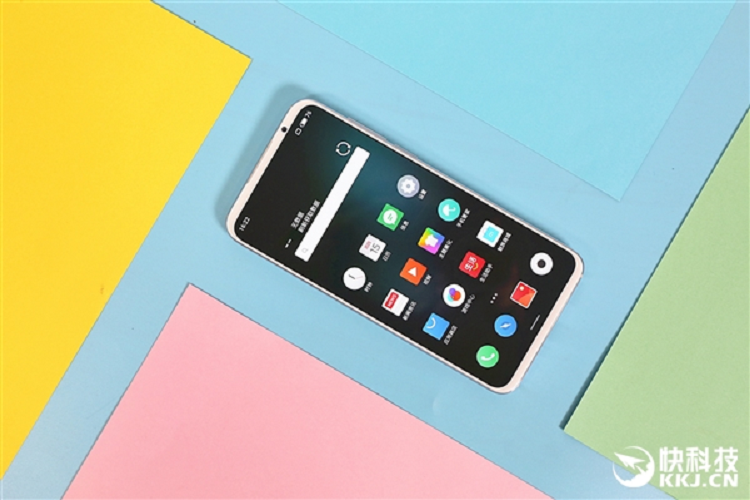 Meizu 16S Pro (449 USD) - Máy được trang bị thiết kế khá tối giản. Phần viền xung quanh máy được tối ưu khá mỏng dù không sử dụng màn hình giọt nước hay trang bị camera thò thụt như nhiều di động trên thị trường. Màn hình của Meizu 16S Pro hỗ trợ tần số quét cao 160 Hz.