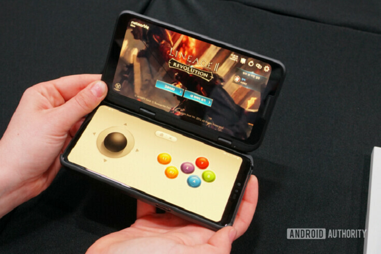 LG V50 ThinQ (999 USD) - Model này hỗ trợ một phụ kiện đặc biệt chứa phần màn hình thứ 2 cho phép máy trở thành thiết bị di động 2 màn hình có thể gập lại thông qua bản lề ở giữa. Màn hình phụ cũng có thể được tận dụng để trở thành bàn phím ảo khi gõ văn bản hoặc gamepad khi người dùng chơi game. Nhược điểm của LG V50 là hai màn hình không có cùng chất lượng hiển thị. Điều này ảnh hưởng khá nhiều đến trải nghiệm sử dụng của máy. 