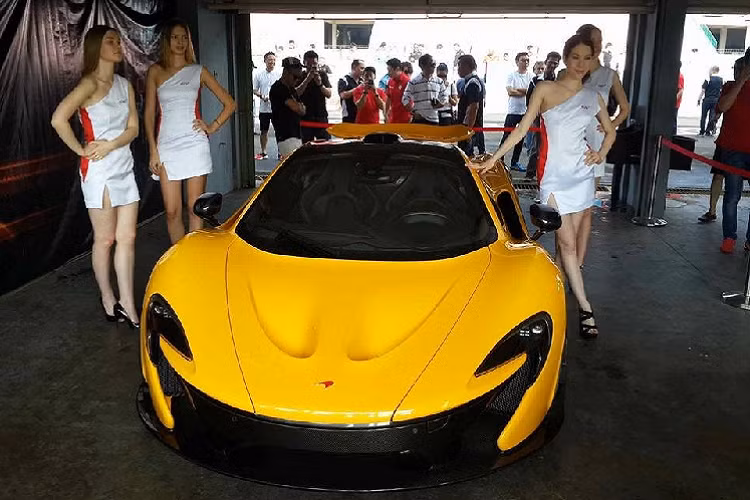 McLaren P1 sở hữu động cơ V8, dung tích 3,8 lít, tăng áp kép, sản sinh công suất tối đa 727 mã lực và mô-men xoắn cực đại 719 Nm. Bên cạnh đó, siêu xe triệu đô còn được trang bị thêm mô-tơ điện với công suất tối đa 176 mã lực và mô-men xoắn cực đại 260 Nm.