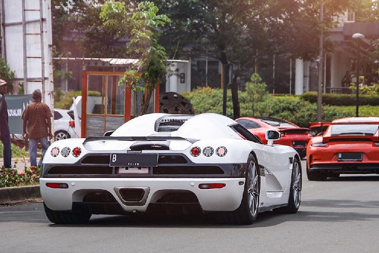 Chiếc Koenigsegg CCX xuất hiện tại Jakarta, thủ đô Indonesia có ngoại thất màu trắng đi kèm với nhiều chi tiết bằng sợi carbon mang đến ngoại hình ấn tượng cho siêu xe đến từ Thụy Điển. Siêu phẩm Koenigsegg CCX được trang bị động cơ V8, siêu nạp, dung tích 4,7 lít, sản sinh công suất tối đa 800 mã lực.