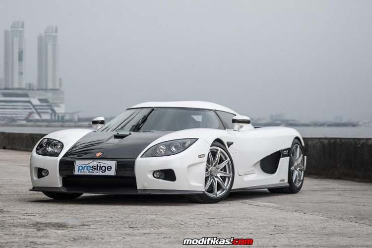 Siêu xe hàng hiếm Koenigsegg CCX ra mắt lần đầu tiên vào năm 2009 với giá bán xuất xưởng vào khoảng 976.500 đô la, sau vài năm lăn bánh những chiếc CCX trở nên hiếm có và thường được các đại lý siêu xe đội giá bán thêm hàng trăm nghìn USD vượt mốc hơn 1 triệu đô la.
