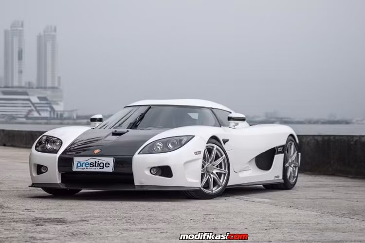 Siêu xe hàng hiếm Koenigsegg CCX ra mắt lần đầu tiên vào năm 2009 với giá bán xuất xưởng vào khoảng 976.500 đô la, sau vài năm lăn bánh những chiếc CCX trở nên hiếm có và thường được các đại lý siêu xe đội giá bán thêm hàng trăm nghìn USD vượt mốc hơn 1 triệu đô la.