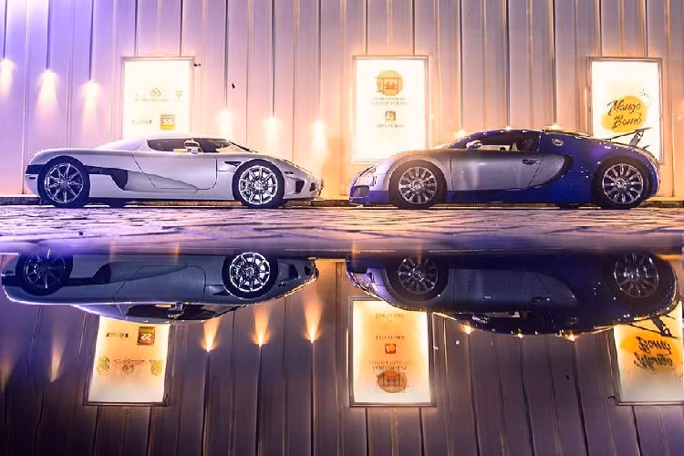 Động cơ đồng hành cùng hộp số sàn 6 cấp cùng hệ dẫn động cầu sau giúp Koenigsegg CCX tăng tốc từ vị trí xuất phát 100 km/h trong thời gian dưới 3 giây trước khi đạt vận tốc tối đa 402 km/h.