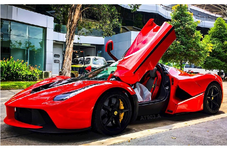 Ferrari LaFerrari có lẽ là chiếc siêu xe triệu đô gây ồn ào nhất trong giới mê xe Việt Nam ở năm 2019 này, có ít nhất một công ty nhập khẩu tư nhân Hà Nội cho rằng mình đã mang Ferrari LaFerrari Coupe về nước và bàn giao cho vị đại gia kín tiếng. Nhưng đến nay, thông tin này chỉ đến từ một chiều.