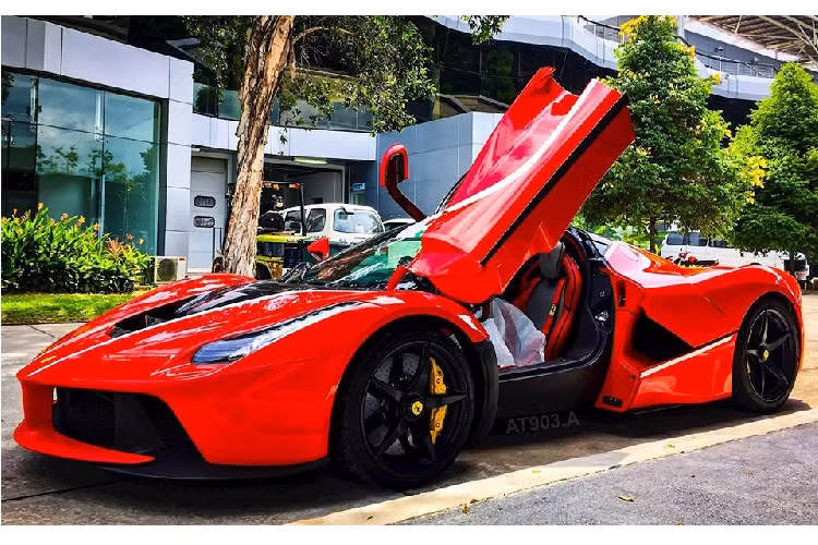 Ferrari LaFerrari có lẽ là chiếc siêu xe triệu đô gây ồn ào nhất trong giới mê xe Việt Nam ở năm 2019 này, có ít nhất một công ty nhập khẩu tư nhân Hà Nội cho rằng mình đã mang Ferrari LaFerrari Coupe về nước và bàn giao cho vị đại gia kín tiếng. Nhưng đến nay, thông tin này chỉ đến từ một chiều.