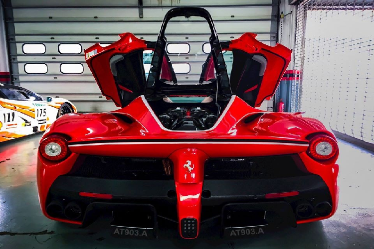 Hiện chưa rõ mức giá bán của siêu xe triệu đô Ferrari LaFerrari khi cập bến Indonesia, chỉ biết rằng, giá khởi điểm của Ferrari LaFerrari lúc mới xuất xưởng là khoảng 1,3 triệu đô la. Hiện tại, nhiều chiếc Ferrari LaFerrari đã qua sử dụng có mức giá cao gấp 2 đến 5 lần giá xuất xưởng này.