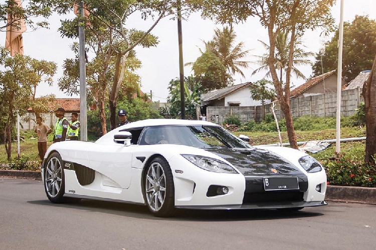 3 chiếc xe còn lại đều là những cái tên nổi bật như McLaren P1, Ferrari LaFerrari hay Koenigsegg CCX vẫn chưa xuất hiện ở Việt Nam. Trong số 4 chiếc siêu xe đắt đỏ của các đại gia Indonesia, chiếc xe Koenigsegg CCX và Ferrari Enzo được nhìn thấy lăn bánh trên đường phố khá thường xuyên. Còn McLaren P1 và Ferrari LaFerrari vẫn là một ẩn số.