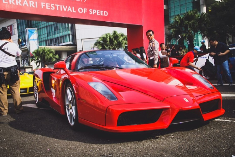 Ferrari Enzo của đại gia Indonesia. "Ngựa già" Ferrari Enzo cùng dàn Ferrari trong một sự kiện của hãng xe Ý ở Indonesia