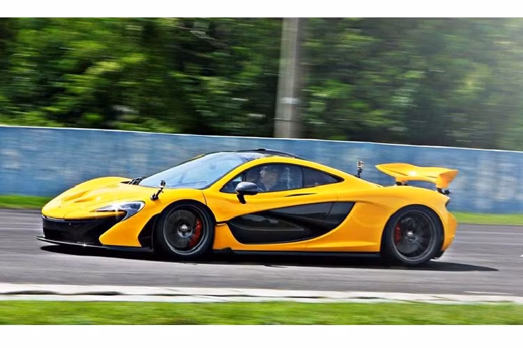 Siêu xe McLaren P1 đến Indonesia sử dụng tay lái thuận nên rất hiếm khi bị bắt gặp trên đường phố. Vài bức ảnh cho thấy chiếc siêu xe này thường được vận chuyển đến các sự kiện hay các tiệc quan trọng bằng xe chuyên dụng.