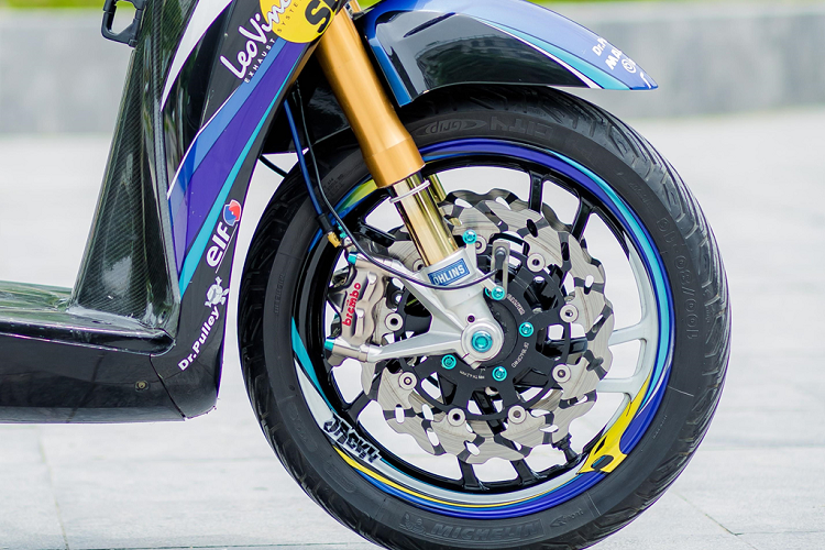 Tận dụng cấu trúc phanh đĩa kép đi kèm giảm xóc, chủ xe trang bị cặp đĩa phanh Galfer Tsunami đường kính 300 mm và kẹp phanh Brembo GP4RX. "Combo" phanh này có giá hơn 60 triệu đồng.