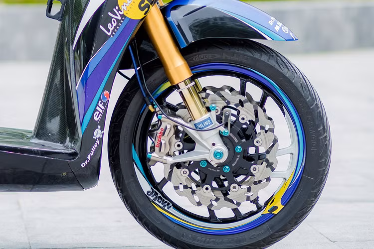 Tận dụng cấu trúc phanh đĩa kép đi kèm giảm xóc, chủ xe trang bị cặp đĩa phanh Galfer Tsunami đường kính 300 mm và kẹp phanh Brembo GP4RX. "Combo" phanh này có giá hơn 60 triệu đồng.