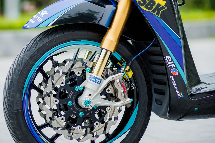 Nổi bật không kém lớp áo sơn airbrush là bộ phận giảm xóc trước upside-down của Ohlins được thửa từ mẫu siêu môtô Ducati 1199 Panigale. So với giảm xóc nguyên bản của SH 150i, giảm xóc mới này thuộc dạng đồ sộ hơn rất nhiều. 