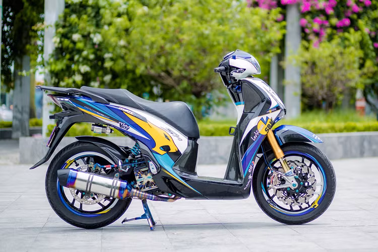 Chiếc Honda SH 150i Việt Nam, sản xuất trong khoảng 2013-2016. Mẫu tay ga cao cấp được thay đổi hoàn toàn ở lớp vỏ bên ngoài với kỹ thuật sơn airbrush. Bản độ này có chi phí sơn airbrush lên đến 20 triệu đồng.