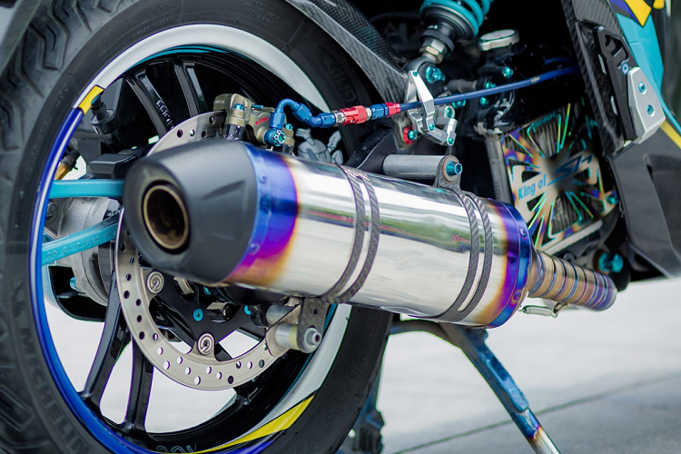 Hệ thống phanh phía sau gồm đĩa phanh Brembo 260 mm kết hợp với kẹp phanh Brembo HRC của đội đua Honda Racing. Riêng kẹp phanh này có giá đến 50 triệu đồng. Kết nối các cùm phanh với kẹp phanh là hệ thống dây dầu Earl’s và ngắt dầu PSI. 