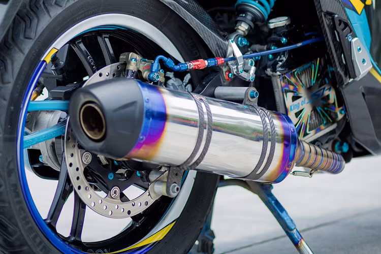 Hệ thống phanh phía sau gồm đĩa phanh Brembo 260 mm kết hợp với kẹp phanh Brembo HRC của đội đua Honda Racing. Riêng kẹp phanh này có giá đến 50 triệu đồng. Kết nối các cùm phanh với kẹp phanh là hệ thống dây dầu Earl’s và ngắt dầu PSI. 