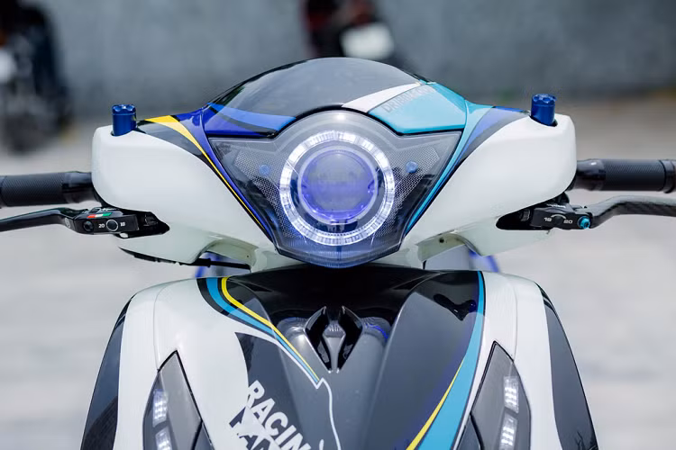 Di chuyển lên phần đầu xe, chủ xe trang bị cùm phanh Brembo Rossi ở bên phải và Brembo RCS 19 cho bên trái. Đồng hồ nguyên bản của SH 150i được thay bằng loại kỹ thuật số Koso RXF. 