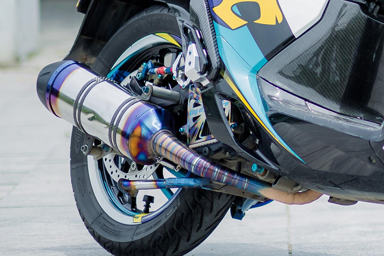 Hệ thống ống xả trên bản độ này là Leovince WSBK làm bằng titanium. Phần cổ ống xả cũng sử dụng vật liệu titanium. 