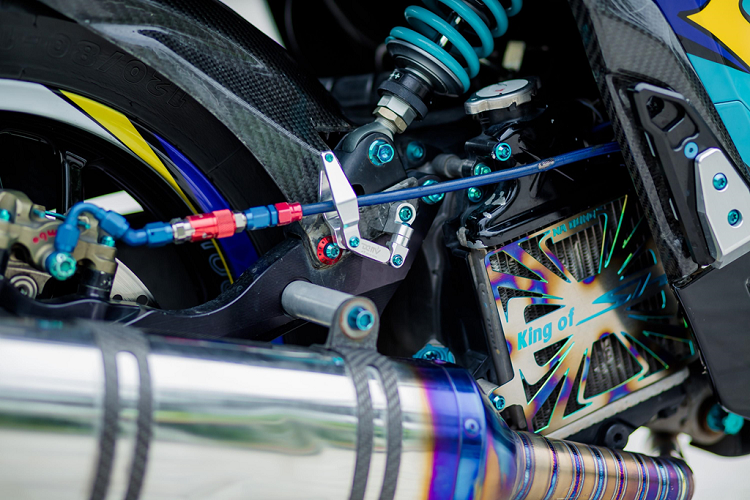 Chiếc xe Honda SH độ khủng này được trang bị động cơ xy-lanh đơn, dung tích 153 cc, sản sinh công suất 14,5 mã lực và mô-men xoắn 13,9 Nm 