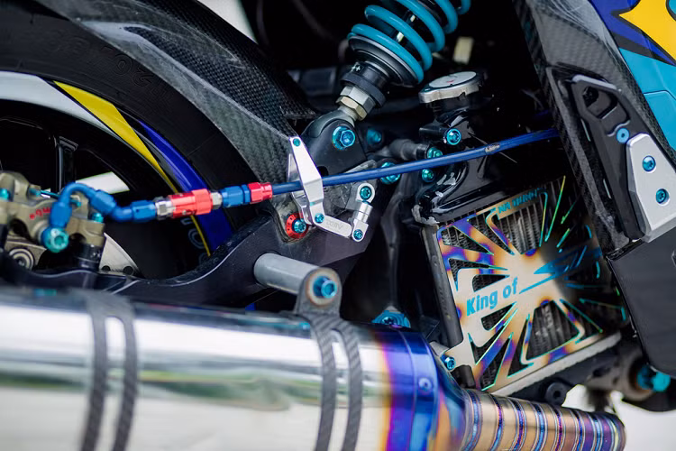 Chiếc xe Honda SH độ khủng này được trang bị động cơ xy-lanh đơn, dung tích 153 cc, sản sinh công suất 14,5 mã lực và mô-men xoắn 13,9 Nm 