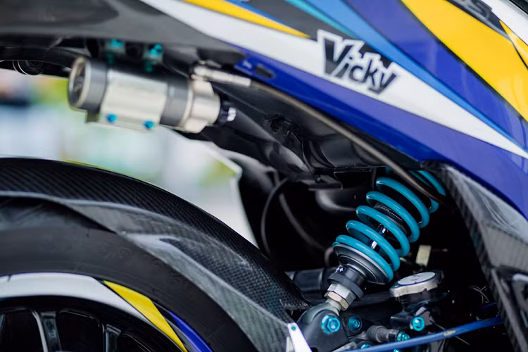 Ở phía sau, giảm xóc cũng được thay đổi hoàn toàn. Loại giảm xóc đôi nguyên bản được loại bỏ và thay bằng giảm xóc đơn của Nitron được đặt lệch một bên. 