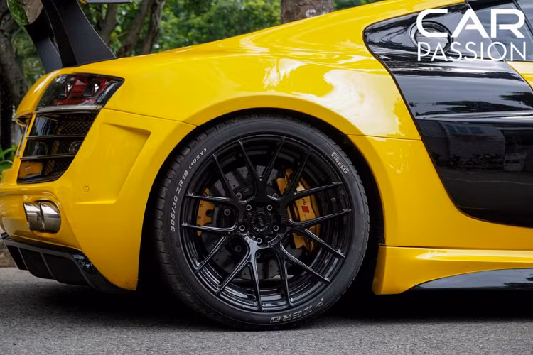 Bộ mâm độ của thương hiệu ADV.1 vẫn được giữ lại, chính chi tiết độ đắt giá này càng làm tôn lên vẻ ngoài hầm hố nhưng đậm chất thể thao cho siêu xe đến nay đã hơn 10 năm tuổi.