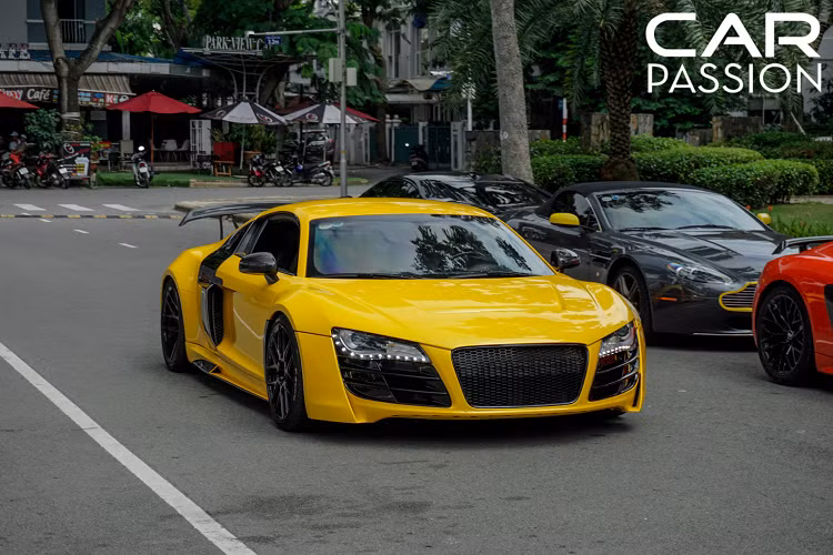 Chiếc siêu xe Audi R8 này là một trong những siêu xe đầu tiên cập bến Việt Nam và khởi đầu cho trào lưu chơi siêu xe cho những khách hàng Việt từ đó đến nay.
