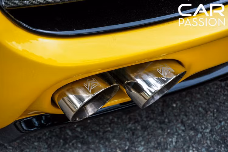 Một chi tiết độ đắt giá khác đó chính là hệ thống ống xả titanium đến từ thương hiệu Armytrix Exhaust, so với hệ thống ống xả cũ thì hệ thống này mang đến cho xe những tiếng gào thét có phần “kinh khủng” hơn.