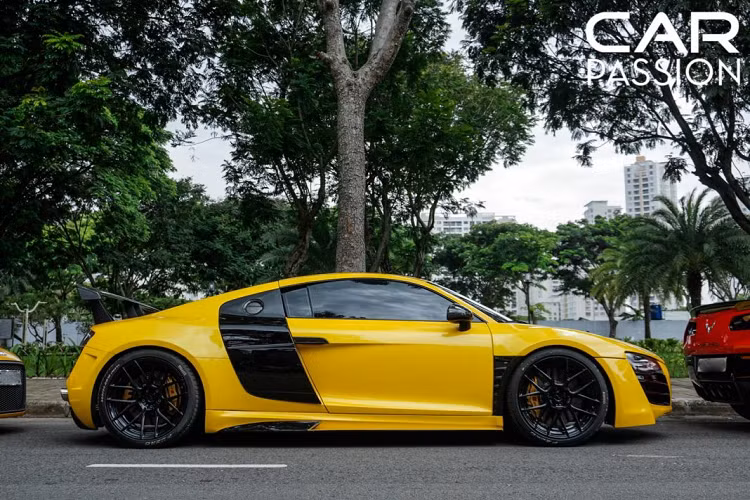 Chiếc siêu xe Audi R8 đời 2008 này có lẽ cũng không còn quá xa lạ với công đồng yêu xe tại Việt Nam, trong quá khứ xe từng được chủ nhân nâng cấp ngoại hình với gói độ Widebody PD850 GT đến từ thương hiệu Prior Design danh tiếng.