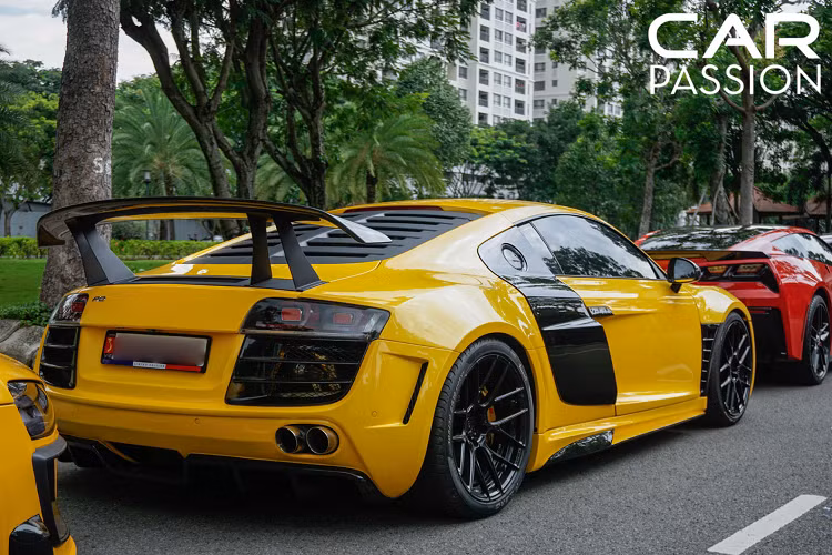Audi R8 sử dụng khối động cơ V8, dung tích 4.2 lít, sản sinh công suất cực đại 420 mã lực và mô men xoắn đạt mức 430 Nm. R8 chỉ mất 4,6 giây để tăng tốc từ 0-100 Km/h trước khi đạt vận tốc tối đa là 301 Km/h.