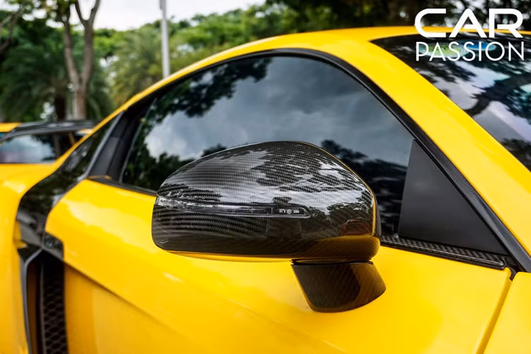 Bên cạnh đó, chủ nhân của xe cũng “lột xác” vẻ ngoài của chiếc R8 với lớp sơn vàng nổi bật thay cho màu trắng nguyên bản trước đó. Với lớp sơn mới ở ngoại thất, vẻ thể thao của xe được “nhấn mạnh” hơn, kết hợp hài hòa với các chi tiết mang màu đen ở phần ngoại thất.