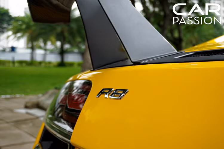 Mang thiết kế có phần chúc xuống giúp tăng tính ổn định cho thân xe sau khi vào cua cũng như khi vận hành ở tốc cao sẽ giúp tăng thêm lực ép xuống cho thân xe khi đang băng băng trên cao tốc.