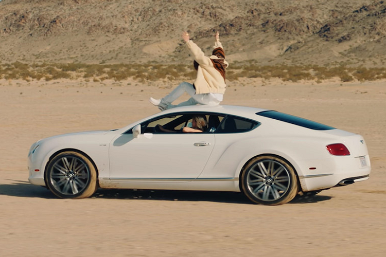 Đây không phải là lần đầu tiên Sơn Tùng M-TP mang những chiếc xe độc lên sân khấu của mình. Trong MV "Hãy trao cho anh" ra mắt hồi đầu tháng, nam ca sĩ xuất hiện cùng chiếc Bentley Continental GT Speed.