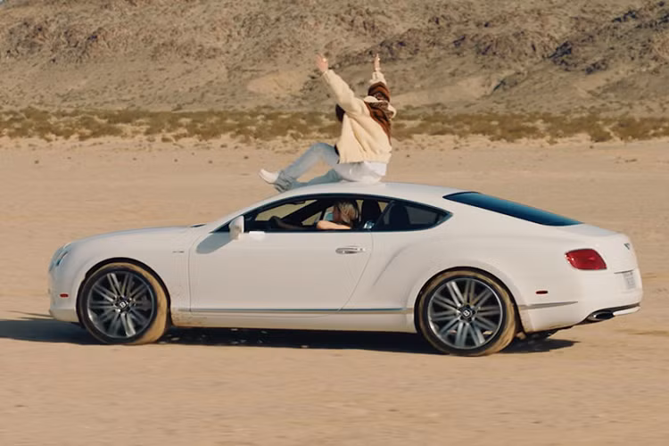 Đây không phải là lần đầu tiên Sơn Tùng M-TP mang những chiếc xe độc lên sân khấu của mình. Trong MV "Hãy trao cho anh" ra mắt hồi đầu tháng, nam ca sĩ xuất hiện cùng chiếc Bentley Continental GT Speed.