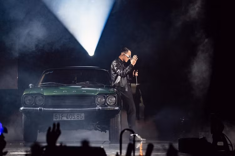 Tối 28/7, đêm nhạc đầu tiên trong khuôn khổ Sky Tour 2019 của Sơn Tùng M-TP chính thức diễn ra. Ngoài những ca khúc quen thuộc, nam ca sĩ Thái Bình còn mang cả chiếc xe cổ lên sân khấu. 