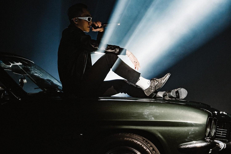 Theo tìm hiểu của Zing.vn, chiếc xe cổ được Sơn Tùng mang lên sân khấu là chiếc xe ôtô Ford Capri, thuộc thế hệ đầu tiên (1968-1974) và là phiên bản Capri MK1 2000 đời 1973 hoặc 1974. 