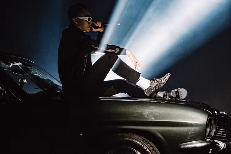 Theo tìm hiểu của Zing.vn, chiếc xe cổ được Sơn Tùng mang lên sân khấu là chiếc xe ôtô Ford Capri, thuộc thế hệ đầu tiên (1968-1974) và là phiên bản Capri MK1 2000 đời 1973 hoặc 1974. 