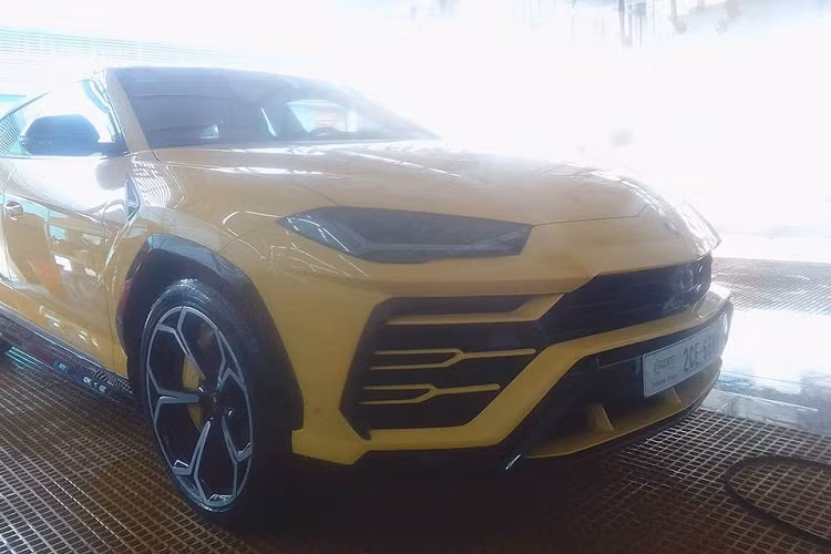 Có đến 3 chiếc Lamborghini Urus mang màu vàng Giallo Auge xuất hiện ở Campuchia và đặc biệt, cả 3 chiếc siêu SUV này đều mang biển rất đẹp. Trong ảnh là 1 chiếc Lamborghini Urus màu vàng đeo biển tứ quý 6