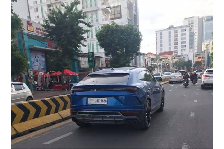 1 chiếc Lamborghini Urus khác đeo biển tứ quý 6 nhưng mang màu xanh Blu Eleos