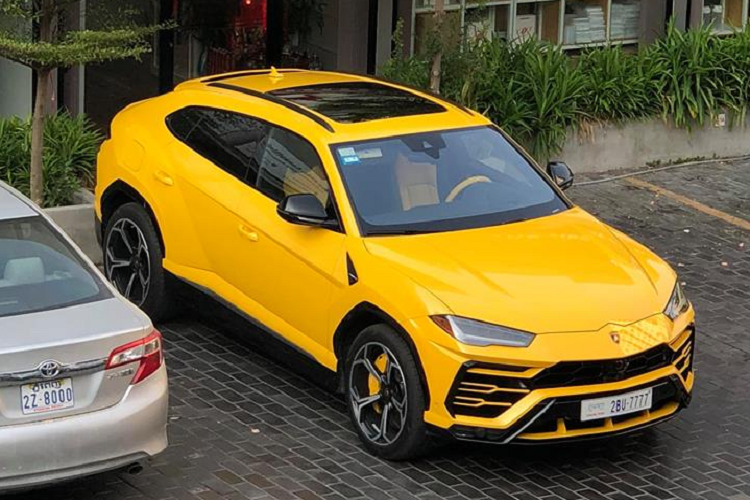 Lamborghini Urus màu vàng khác nhưng đeo biển tứ quý 7