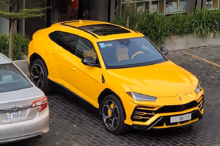 Lamborghini Urus màu vàng khác nhưng đeo biển tứ quý 7
