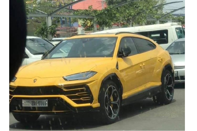 Và cuối cùng là 1 chiếc Lamborghini Urus màu vàng đeo biển cặp 68 hay còn gọi là biển lộc phát