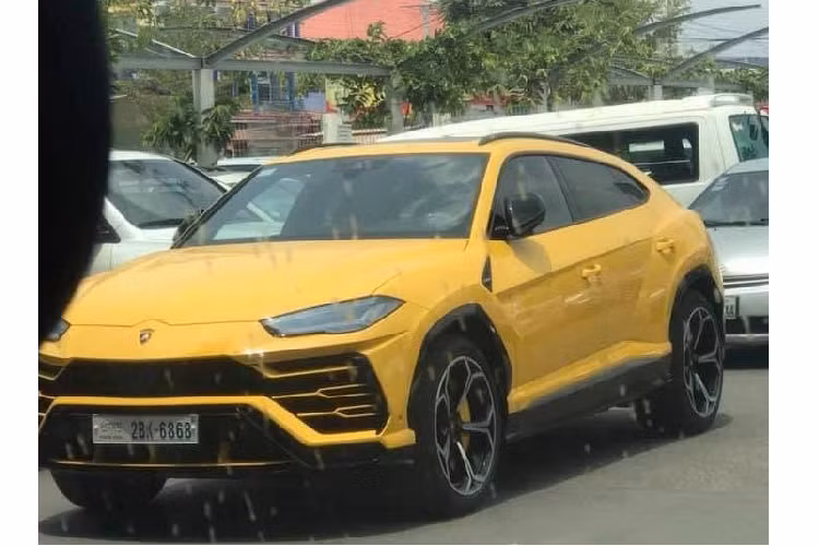 Và cuối cùng là 1 chiếc Lamborghini Urus màu vàng đeo biển cặp 68 hay còn gọi là biển lộc phát