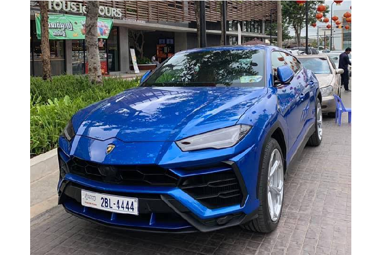 Chiếc siêu SUV Lamborghini Urus tại Campuchia đầu tiên mang biển tứ quý ở Campuchia bắt đầu từ con số 4. Đây cũng là chiếc Lamborghini Urus thứ 2 có mặt tại Campuchia và thuộc chiếc đầu tiên ra biển số. Biển tứ quý 4 mang hàm ý như bất tử