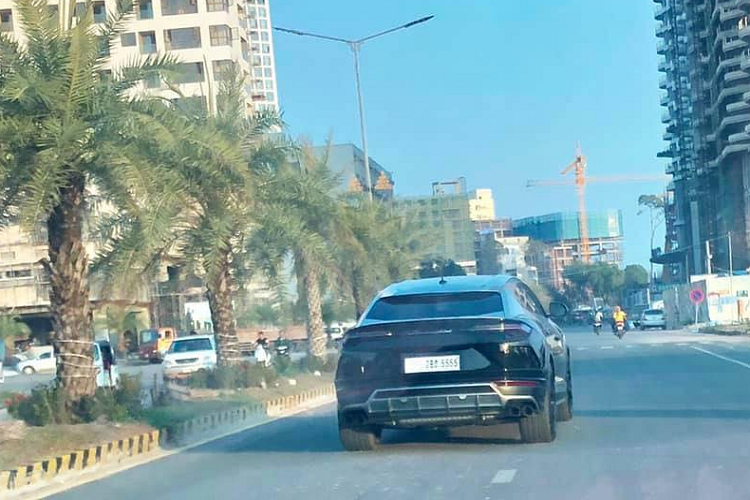 Biển số tứ quý 5 được nhìn thấy trên 1 chiếc Lamborghini Urus mang màu sơn đen