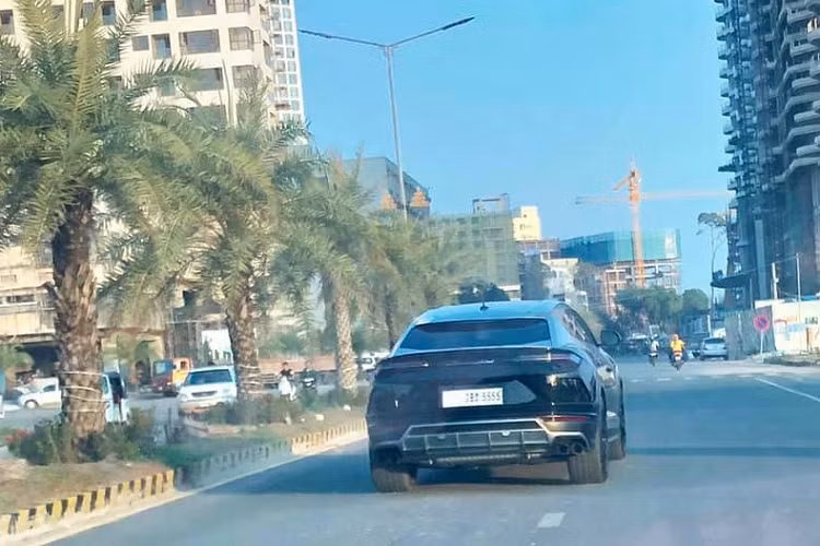 Biển số tứ quý 5 được nhìn thấy trên 1 chiếc Lamborghini Urus mang màu sơn đen