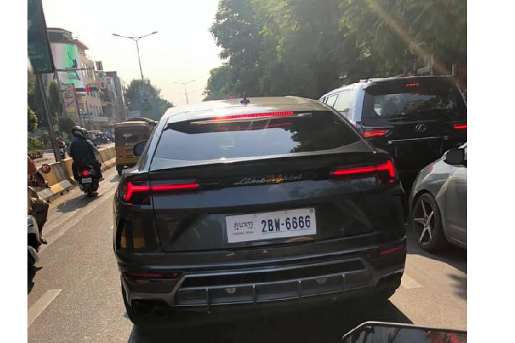 Biển tứ quý 6 mang hàm ý mãi lộc hay lộc cho đến lúc chết. Con số 6 thể hiện cho danh vọng, giàu có và rất nhiều người mê biển say đắm biển toàn 6. Có đến 3 chiếc siêu SUV Lamborghini Urus biển tứ quý 6 ở Campuchia. Trong ảnh là 1 chiếc Lamborghini Urus mang màu sơn xám Grigio Lynx