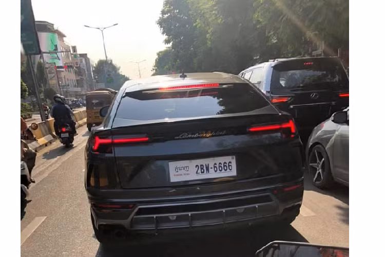 Biển tứ quý 6 mang hàm ý mãi lộc hay lộc cho đến lúc chết. Con số 6 thể hiện cho danh vọng, giàu có và rất nhiều người mê biển say đắm biển toàn 6. Có đến 3 chiếc siêu SUV Lamborghini Urus biển tứ quý 6 ở Campuchia. Trong ảnh là 1 chiếc Lamborghini Urus mang màu sơn xám Grigio Lynx